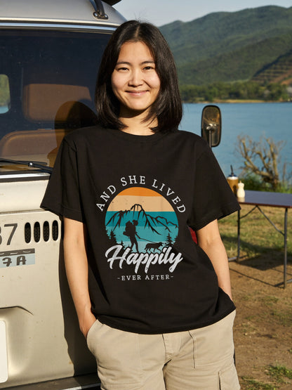 【And She Lived Happily】女性ハイカー＆愛犬 レトロサンセット 黒Tシャツ | CAMPMODE