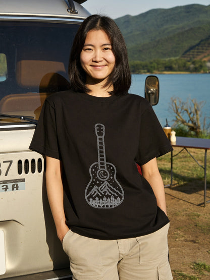 【ギター＆山・星空デザイン】おしゃれキャンプ黒Tシャツ | CAMPMODE
