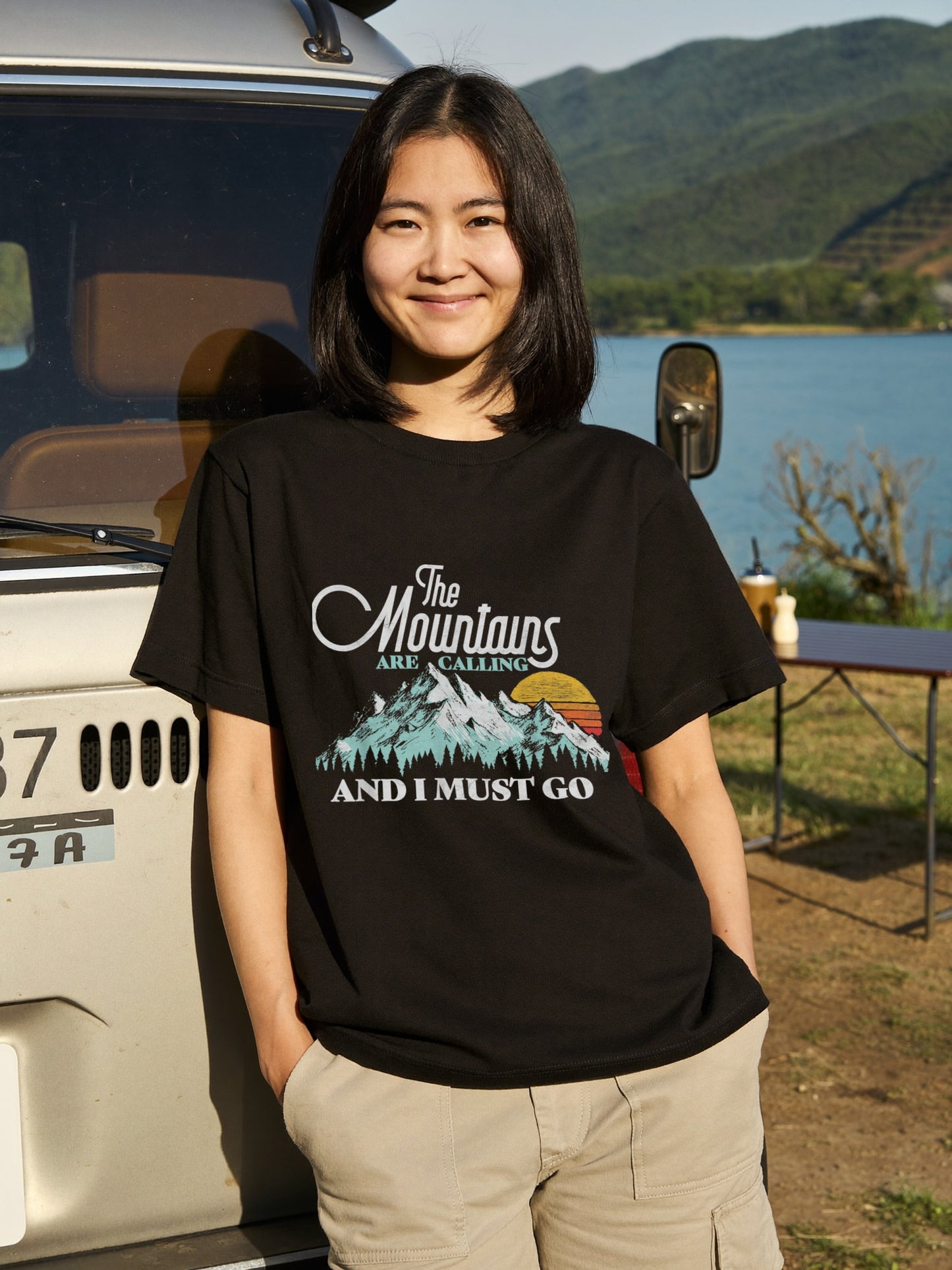 【The Mountains Are Calling】筆記体ロゴ＆夕焼け山脈 アメカジ黒Tシャツ | CAMPMODE