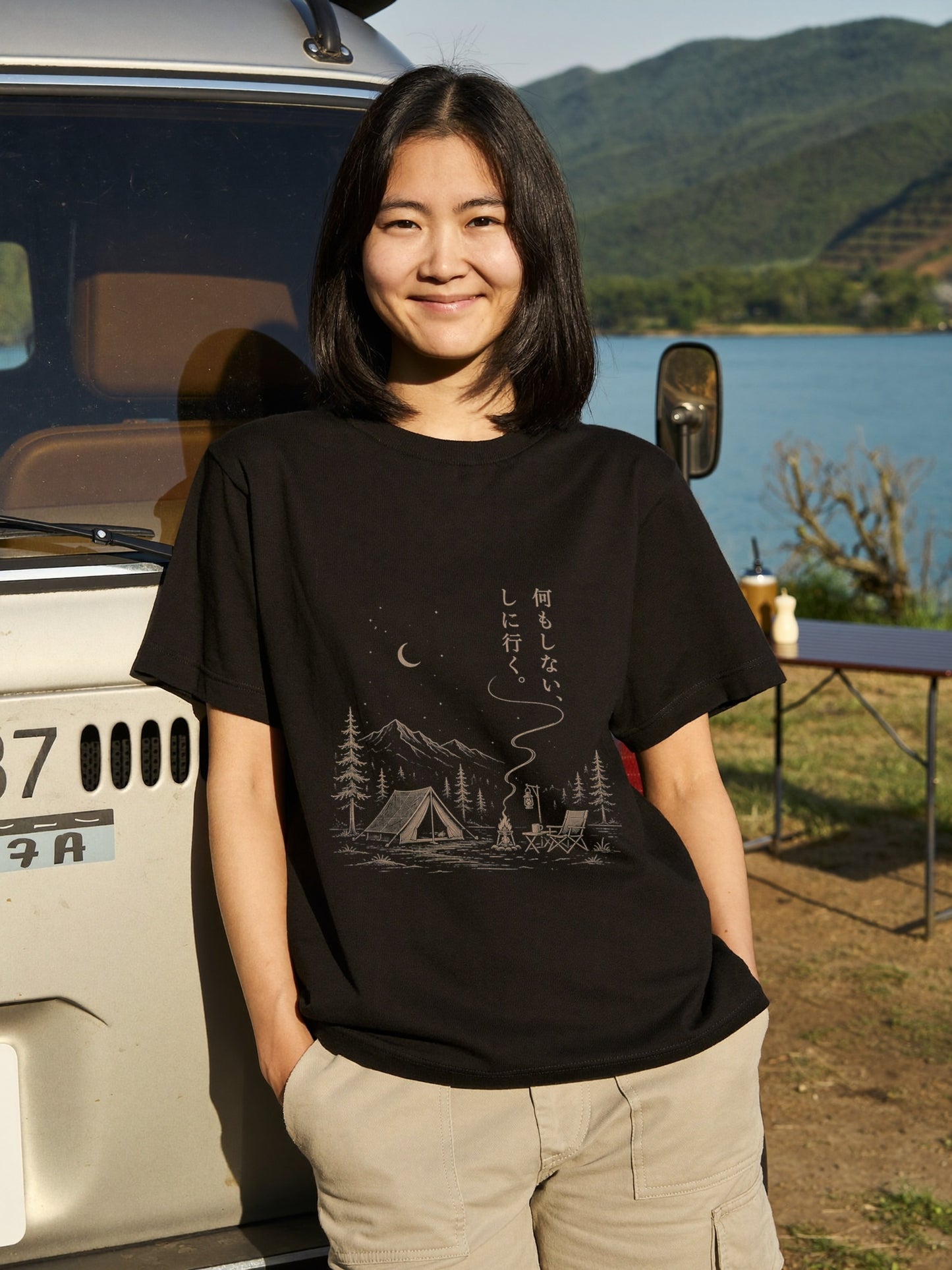 【縦書き・何もしないをしに行く。】キャンプ焚き火黒Tシャツ | CAMPMODE