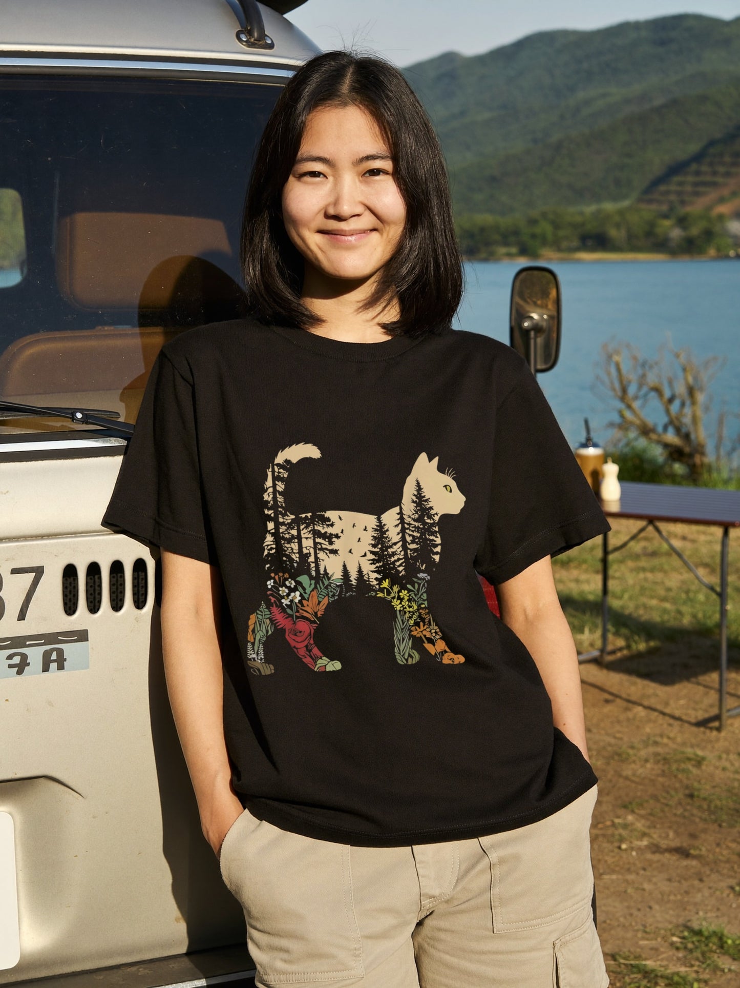 猫と森の植物 Tシャツ ｜ 猫好き・ボタニカル・自然・アウトドア・おしゃれに人気