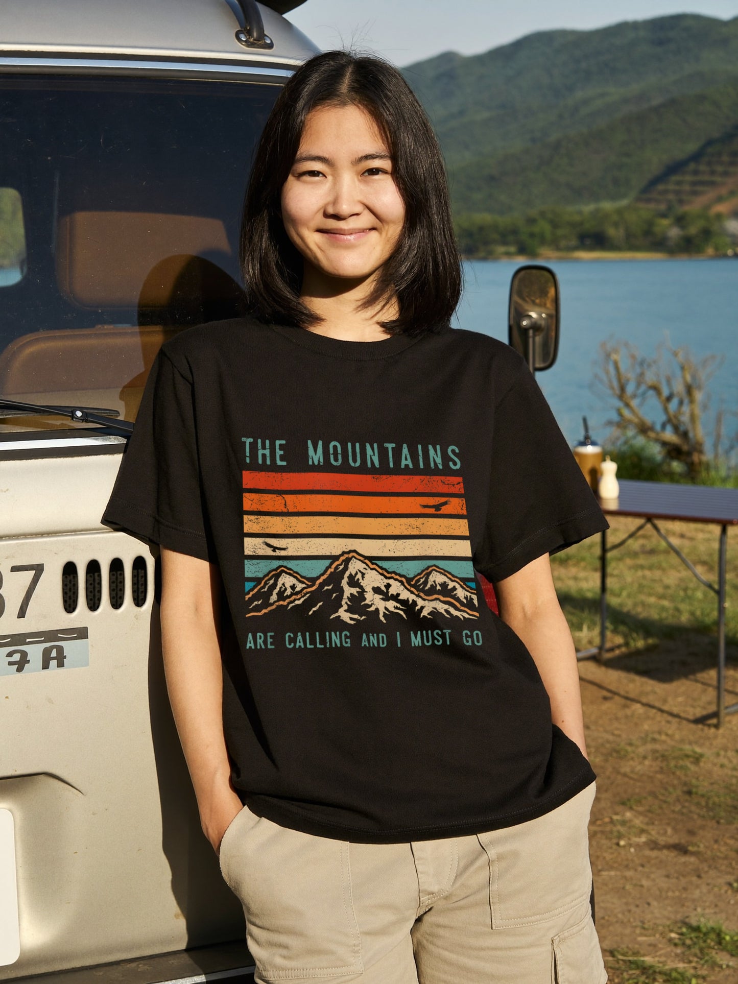 【The Mountains Are Calling】名言＆レトロ山脈ストライプ アメカジ黒Tシャツ | CAMPMODE