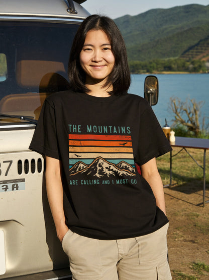 【The Mountains Are Calling】名言＆レトロ山脈ストライプ アメカジ黒Tシャツ | CAMPMODE