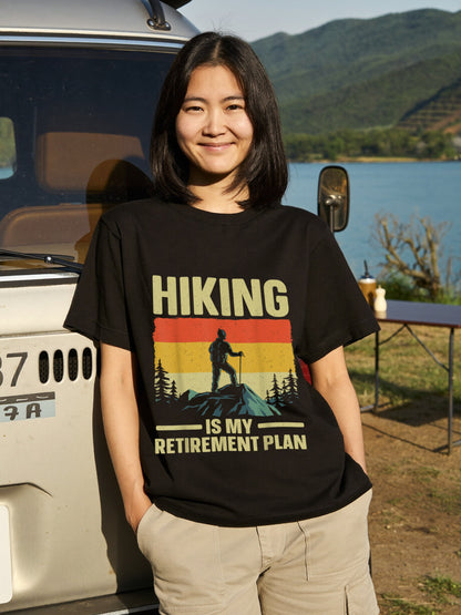 Hiking Is My Retirement Plan Tシャツ ｜ 登山・ハイキング・アウトドア・退職祝い・レトロに人気