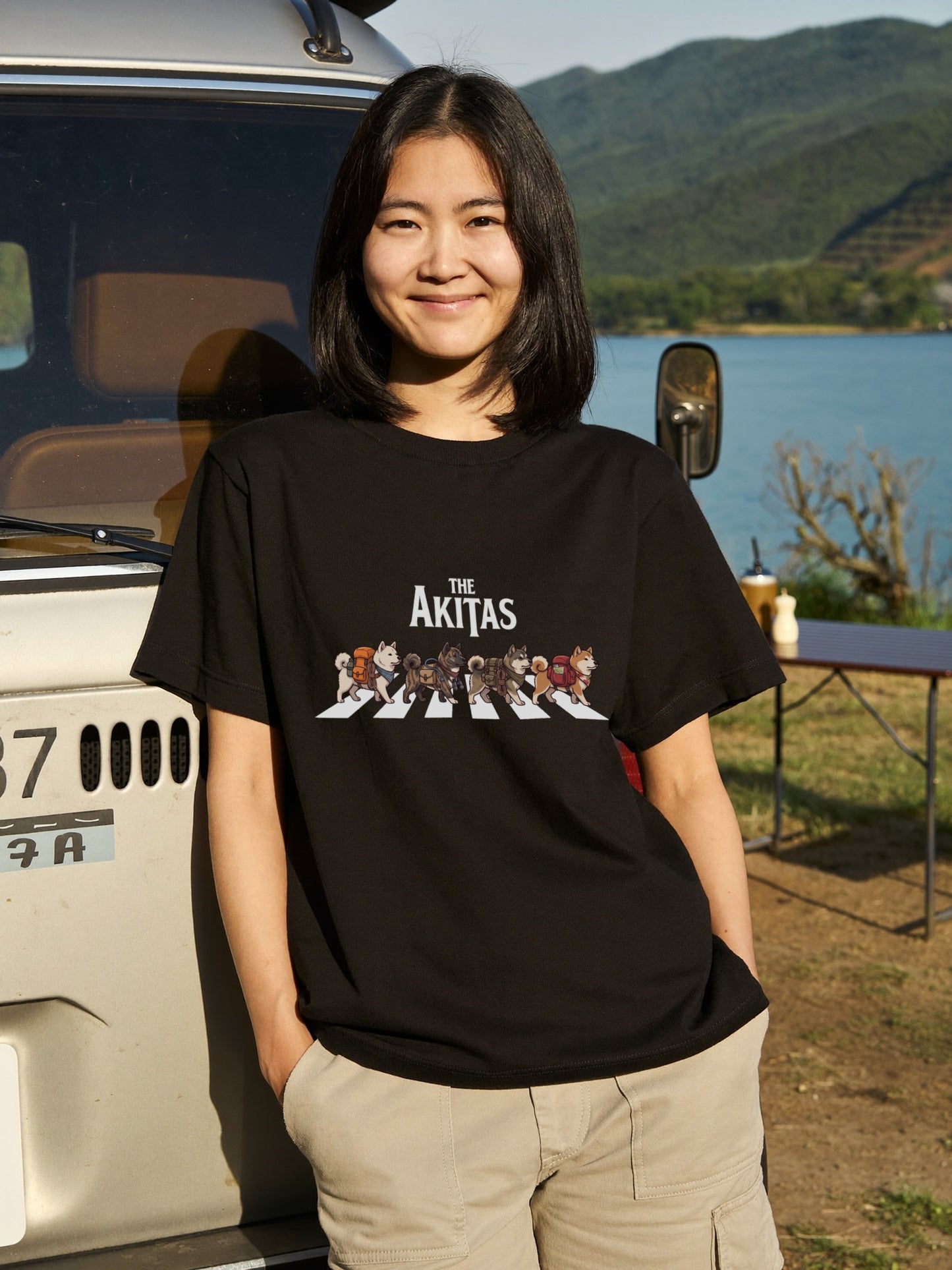 THE AKITAS | 横断歩道 ゆるかわ 秋田犬 キャンプ パロディTシャツ【犬好き・愛犬家・アウトドア・ギフトに最適】