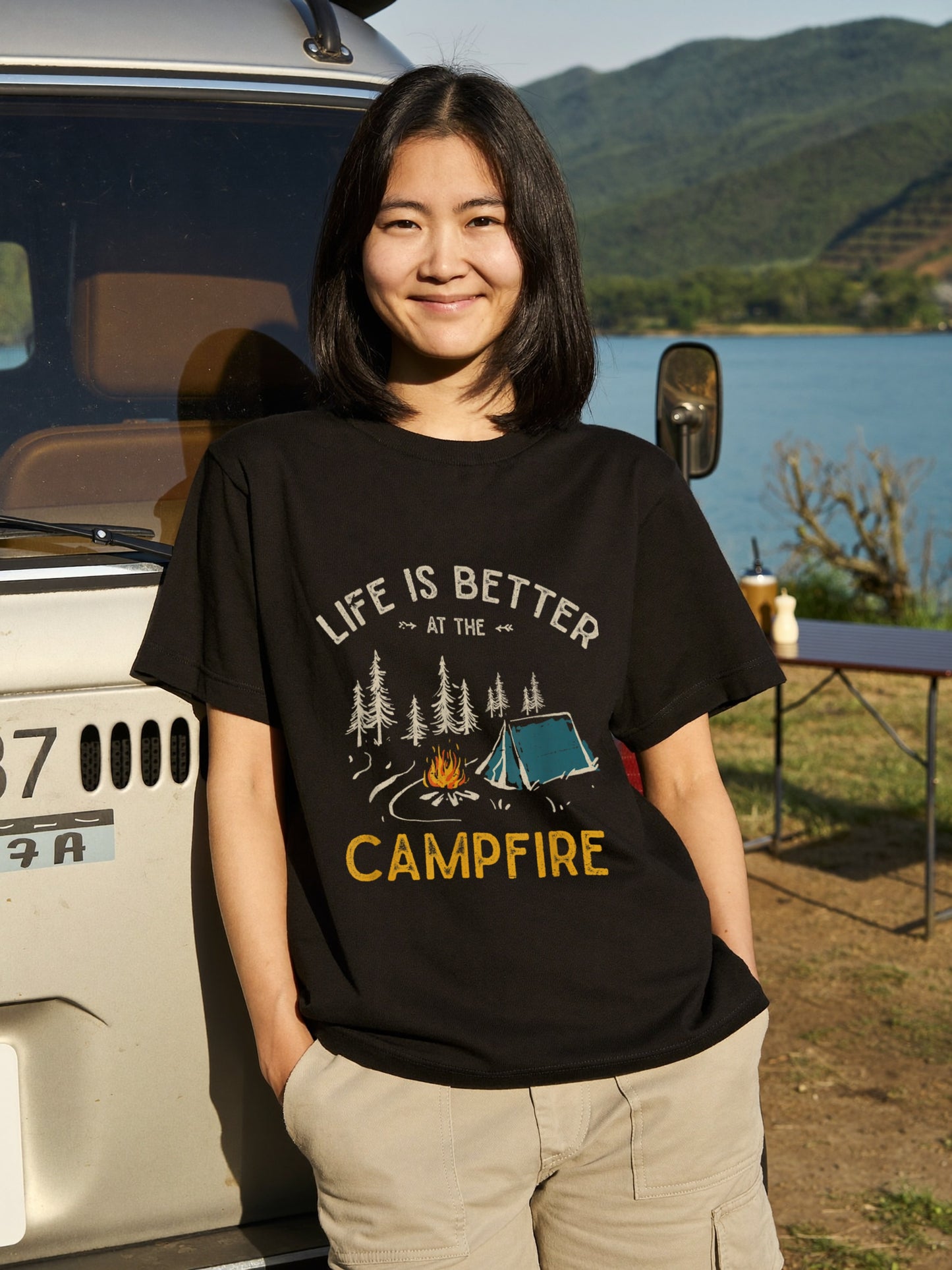 「LIFE IS BETTER AT THE CAMPFIRE」焚き火 テント Tシャツ - キャンプ 服 | CAMPMODE