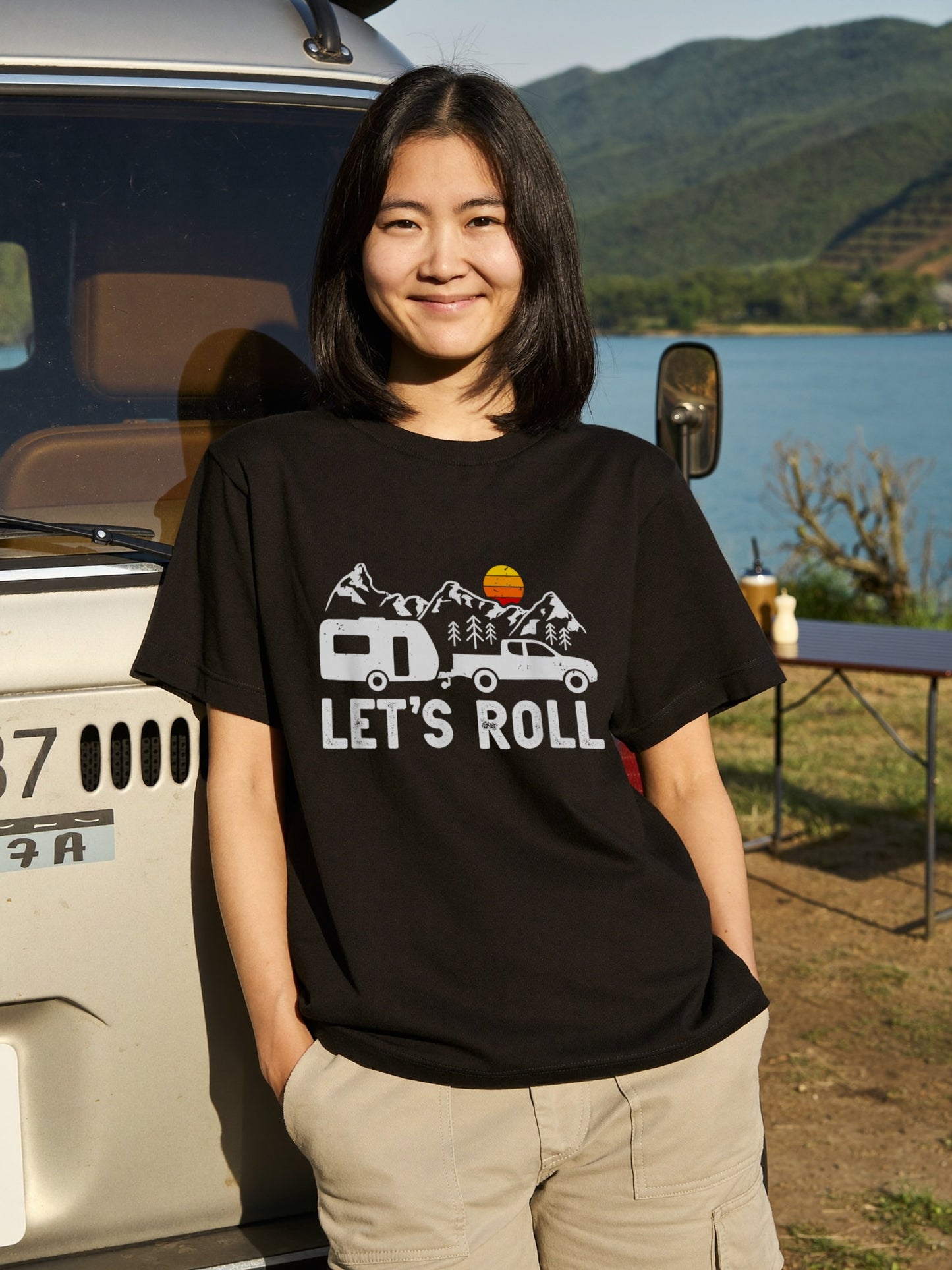 「LET'S ROLL」キャンピングトレーラー Tシャツ - 車中泊 ドライブ 服 | CAMPMODE