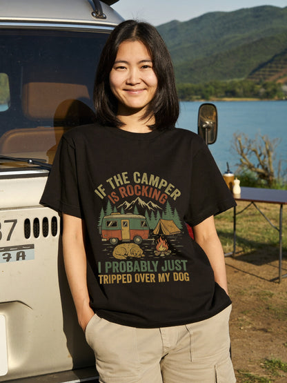 【If The Camper Is Rocking】キャンピングカー＆愛犬イラスト ヴィンテージ黒Tシャツ | CAMPMODE