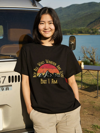 【Not All Who Wander】自虐ユーモア＆レトロ山脈 アメカジ黒Tシャツ | CAMPMODE