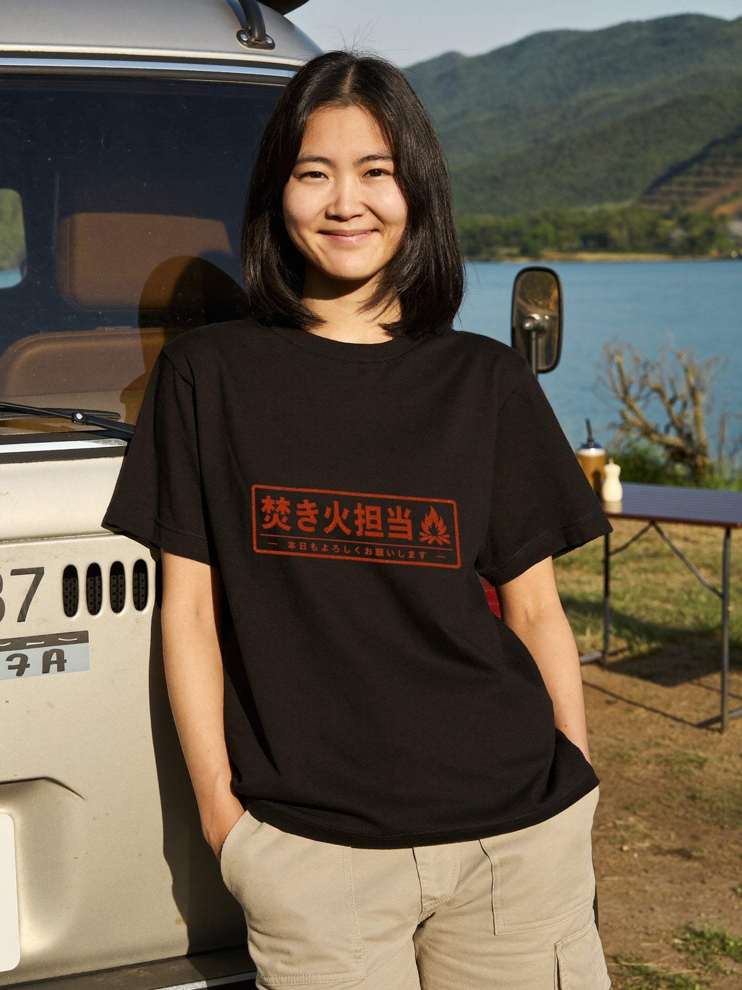 焚き火担当 おもしろキャンプTシャツ｜CAMPMODE
