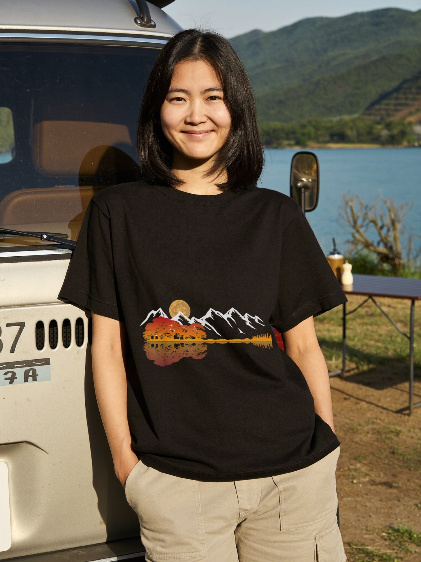【ギター＆秋の紅葉・水面リフレクション】おしゃれキャンプ黒Tシャツ | CAMPMODE