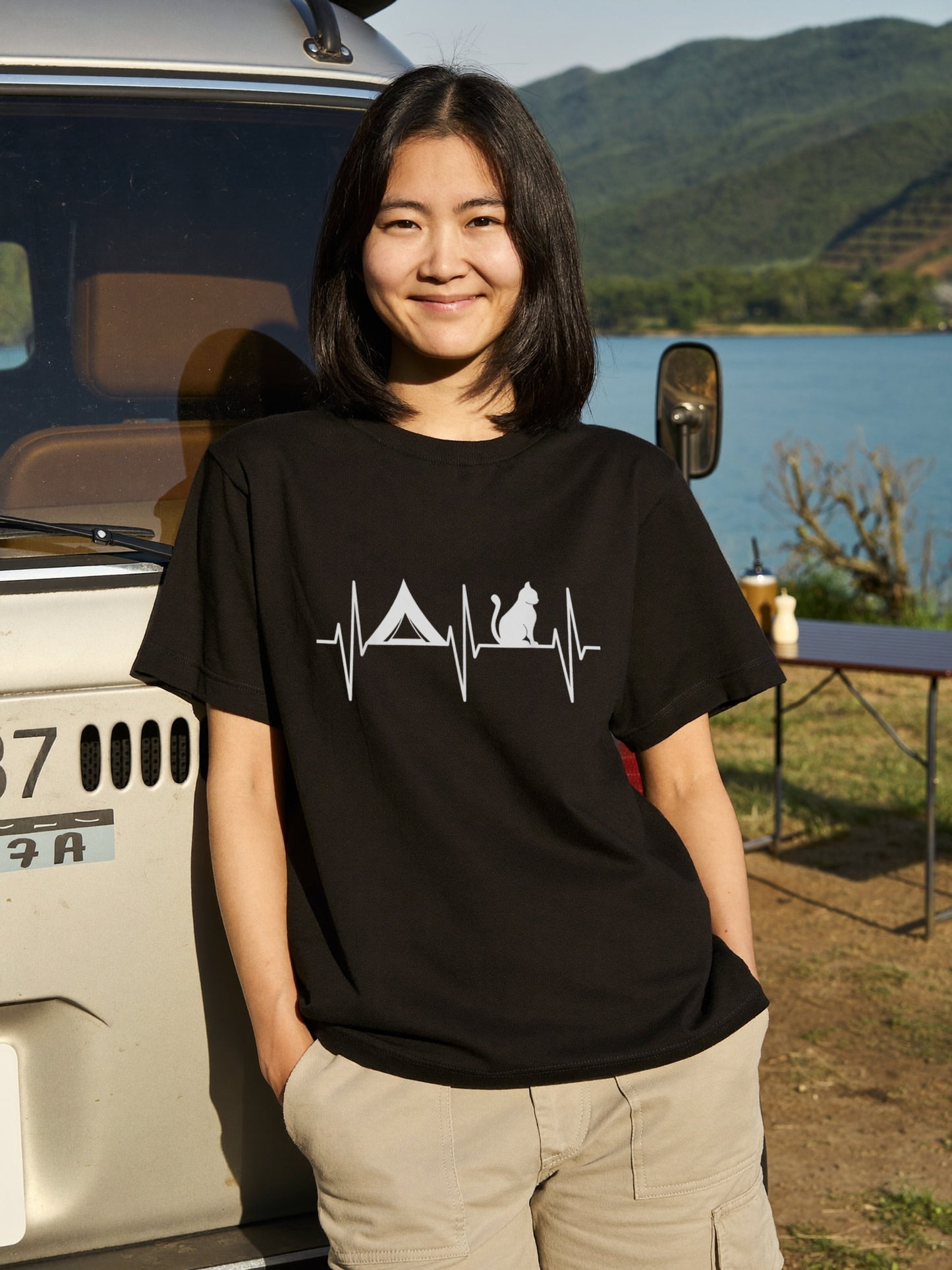 【心電図×テント×猫】キャンプ＆ネコ好き ハートビートグラフィック黒Tシャツ | CAMPMODE