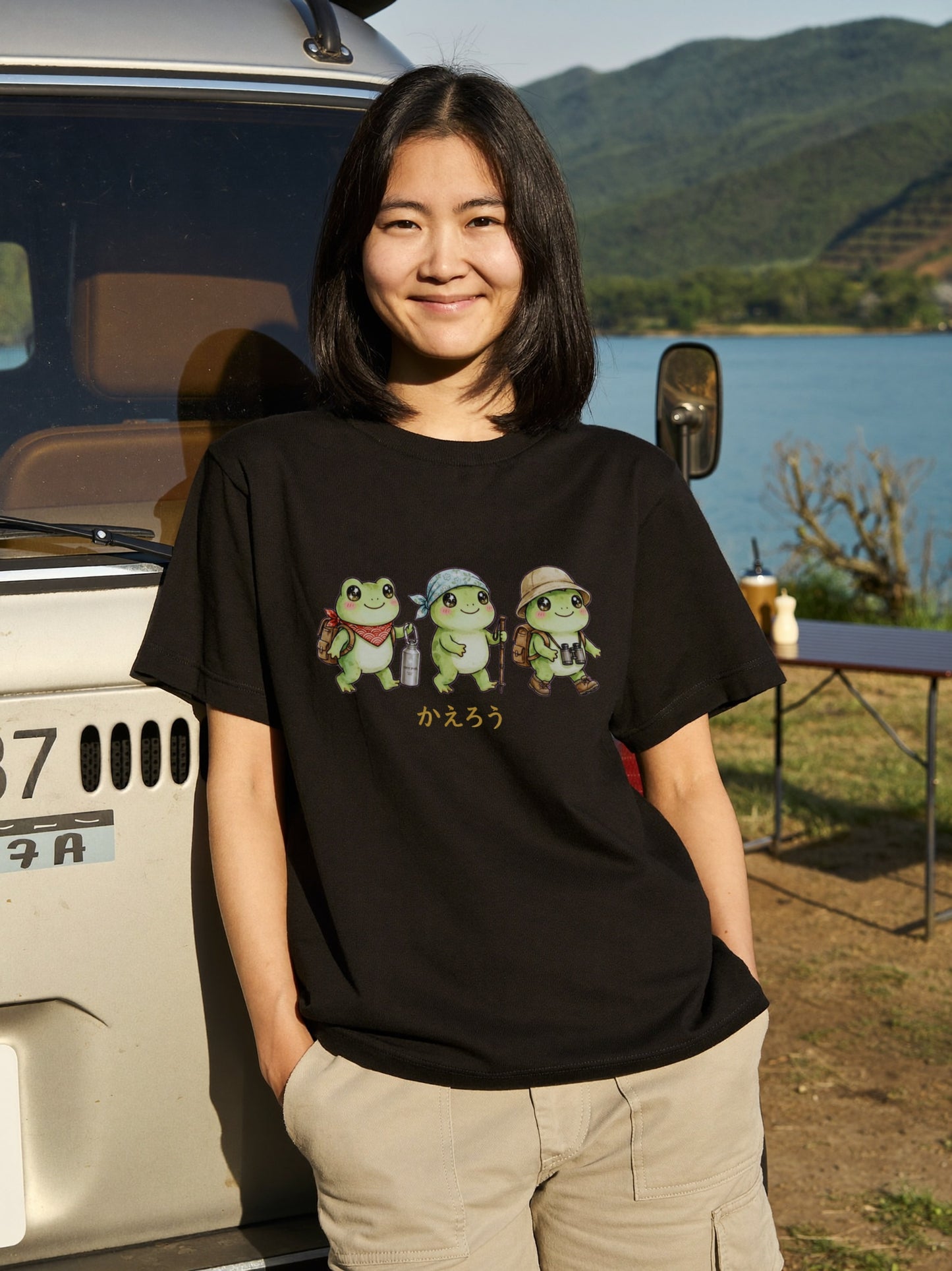 【ハイキング蛙】「かえろう」文字入りアウトドアTシャツ | CAMPMODE