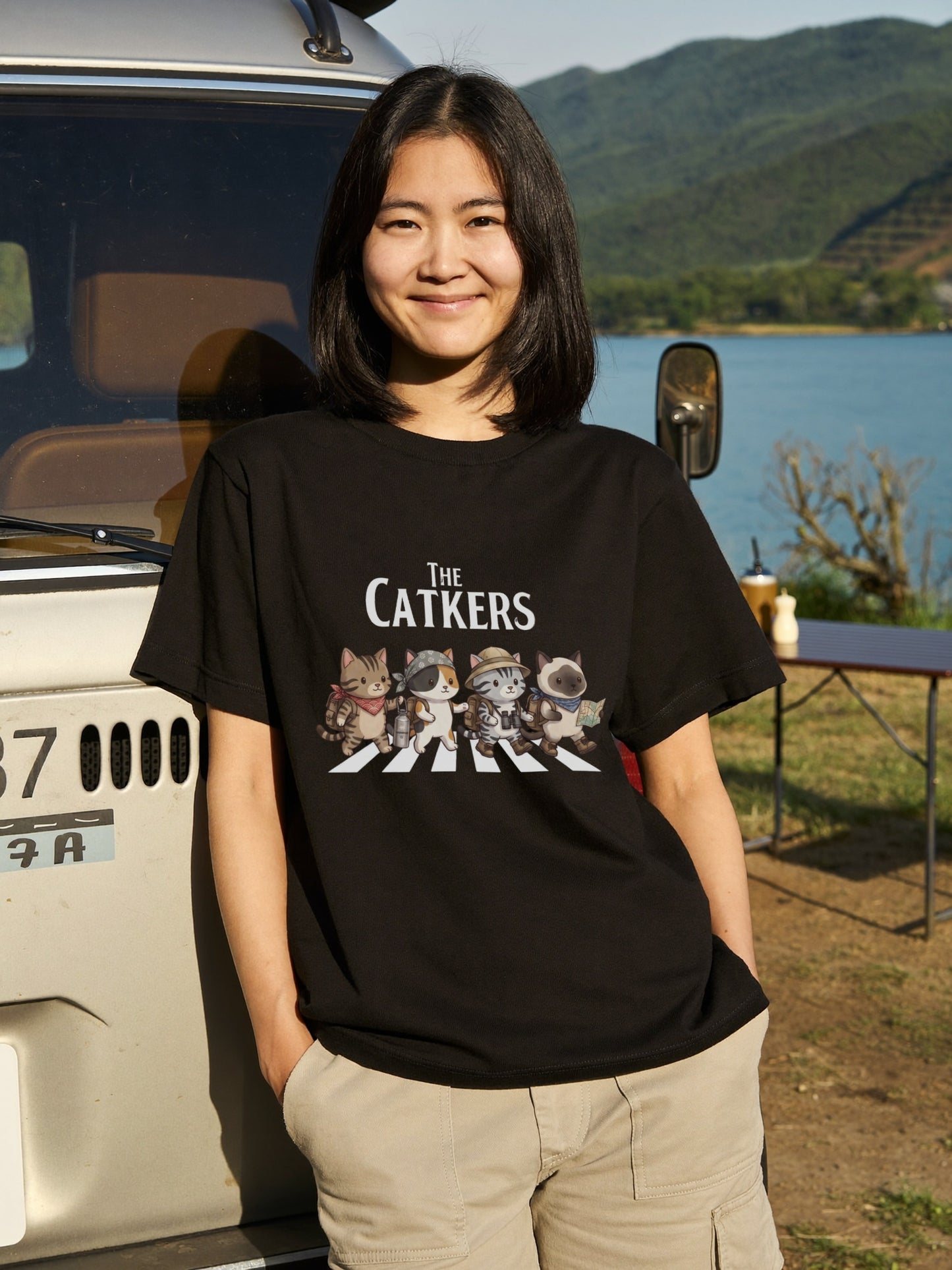 THE CATKERS | 横断歩道 ゆるかわ 猫 キャンプ パロディTシャツ【猫好き・愛猫家・アウトドア・ギフトに最適】