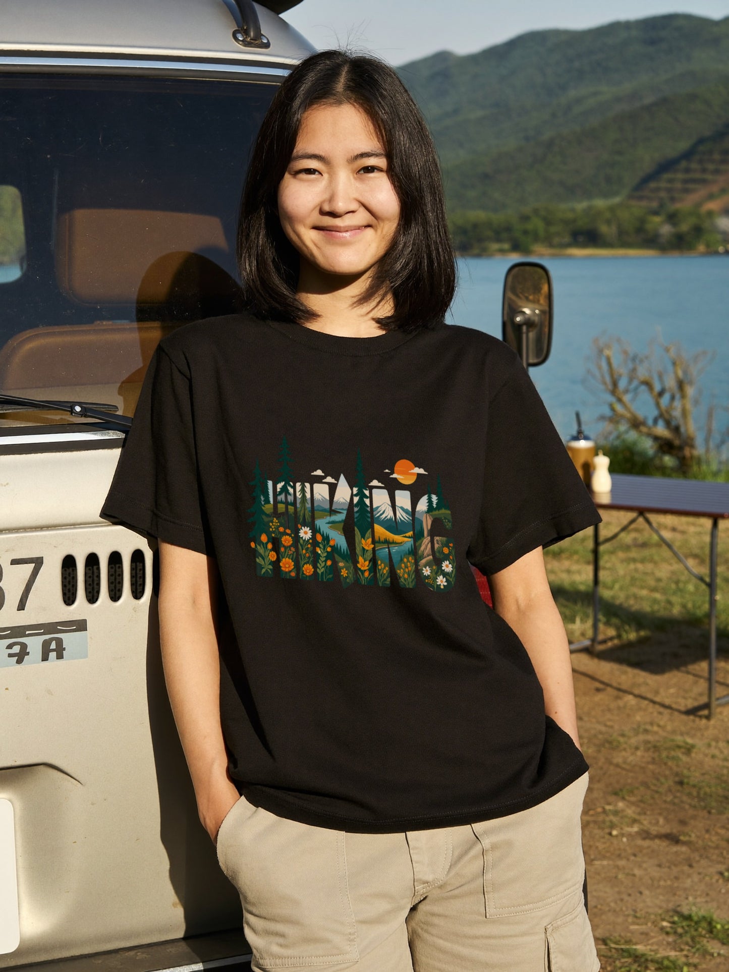 ヴィンテージ風 「HIKING」 文字 Tシャツ - レトロ 山脈 野花 イラスト グラフィックTシャツ 登山 服