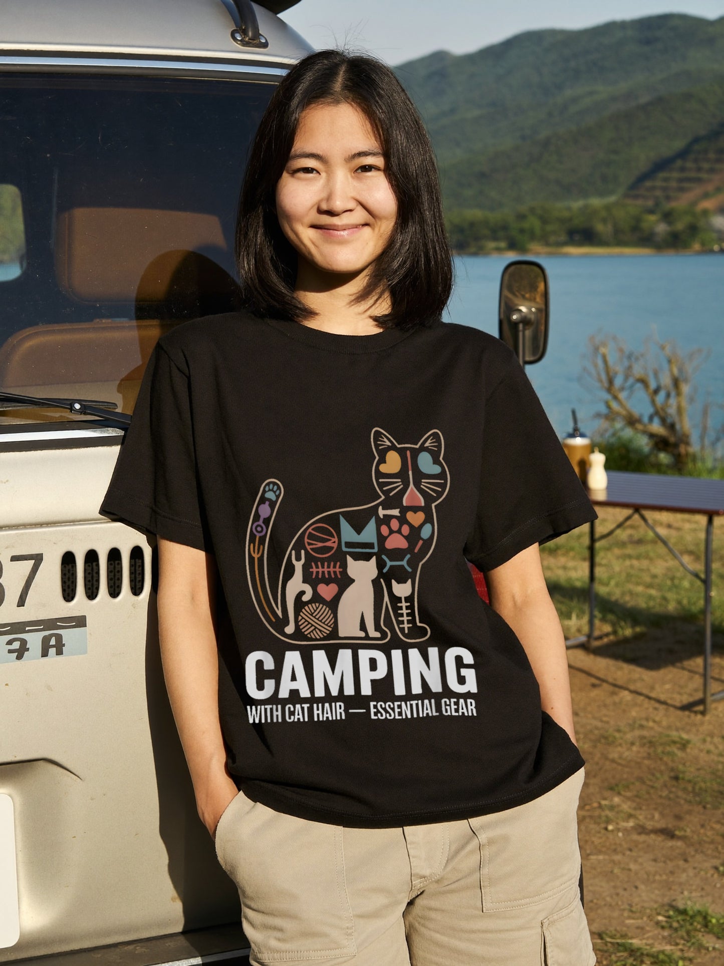 【猫の毛は必須ギア】CAMPING WITH CAT HAIR モザイク猫グラフィック黒Tシャツ | CAMPMODE