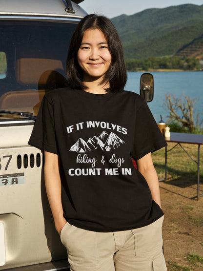 【If It Involves Hiking & Dogs】山脈＆愛犬足跡 モノトーン黒Tシャツ | CAMPMODE