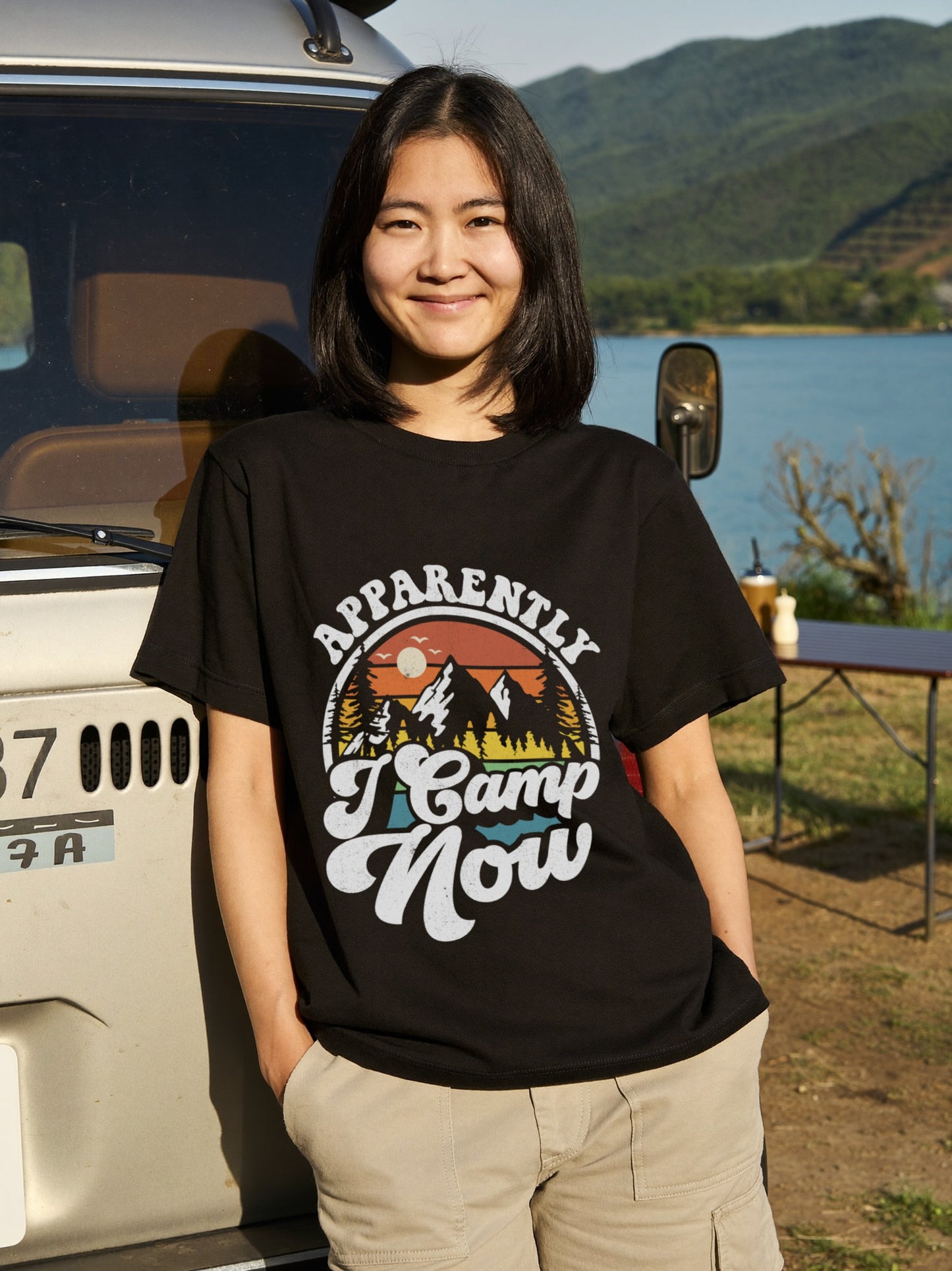【Apparently I Camp Now】ヴィンテージサンセット 山脈アウトドア黒Tシャツ | CAMPMODE