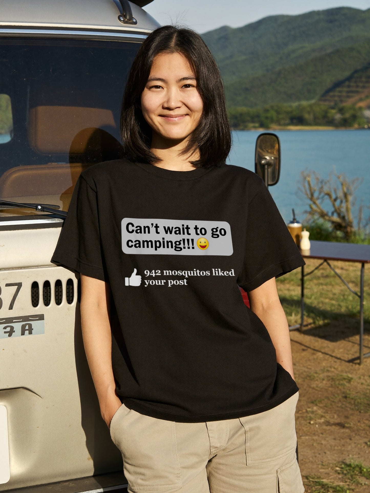 【Can't Wait To Go Camping】SNS風 942匹の蚊がいいね！ おもしろ黒Tシャツ | CAMPMODE