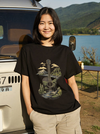 【縦型ギター＆渓流・森・山並み】おしゃれキャンプ黒Tシャツ | CAMPMODE