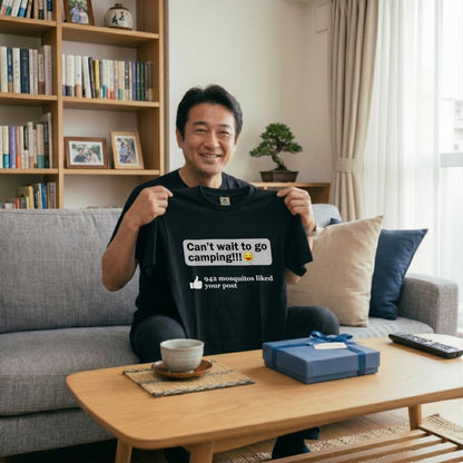 【Can't Wait To Go Camping】SNS風 942匹の蚊がいいね！ おもしろ黒Tシャツ | CAMPMODE