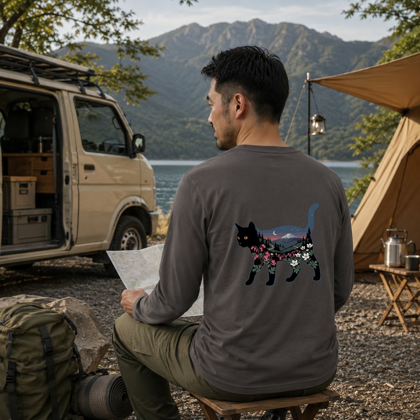 富士山と花咲く夜空 黒猫ロングスリーブTシャツ｜バックプリント
