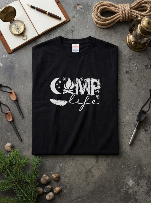 ボタニカル 「CAMP life」 キャンプ Tシャツ - フェザー（羽） 三日月 焚き火 イラストTシャツ アウトドア 服