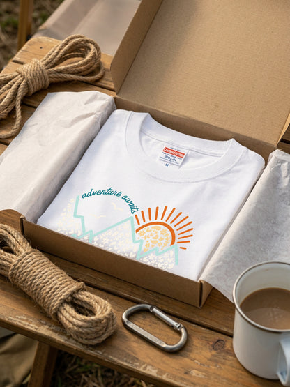 「冒険が待っている」Tシャツ｜アウトドア・キャンプTシャツ