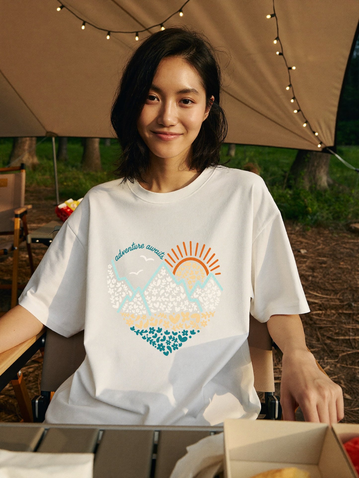 「冒険が待っている」Tシャツ｜アウトドア・キャンプTシャツ