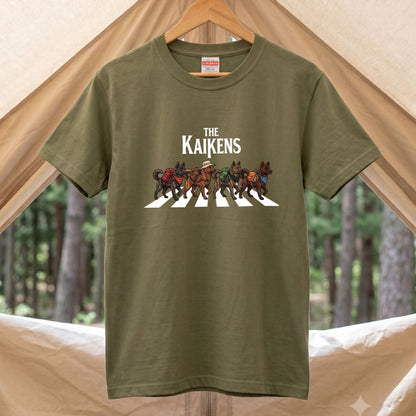 THE KAIKENS | 横断歩道 ゆるかわ 甲斐犬 キャンプ パロディTシャツ【犬好き・愛犬家・アウトドア・ギフトに最適】