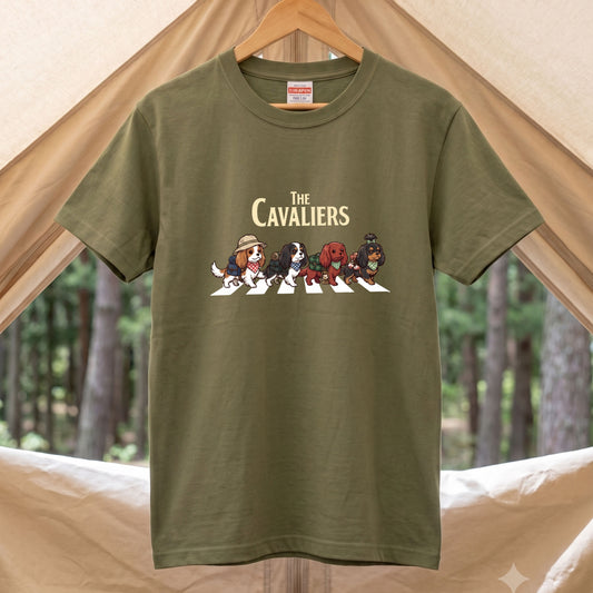 THE CAVALIERS | 横断歩道 ゆるかわ プードル キャンプ パロディTシャツ【犬好き・愛犬家・アウトドア・ギフトに最適】