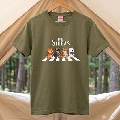 THE SHIBAS | 横断歩道 ゆるかわ 柴犬 キャンプ パロディTシャツ【犬好き・愛犬家・アウトドア・ギフトに最適】