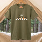 THE CORGIS | コーギー 横断歩道 ゆるかわパロディTシャツ【犬好き・愛犬家・ギフトに最適】