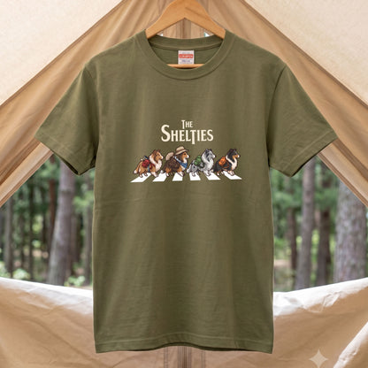 THE SHELTIES | 横断歩道 ゆるかわ プードル キャンプ パロディTシャツ【犬好き・愛犬家・アウトドア・ギフトに最適】
