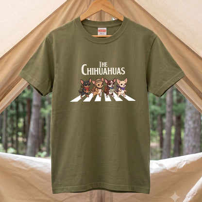 THE CHIHUAHUAS | 横断歩道 ゆるかわ チワワ キャンプ パロディTシャツ【犬好き・愛犬家・アウトドア・ギフトに最適】