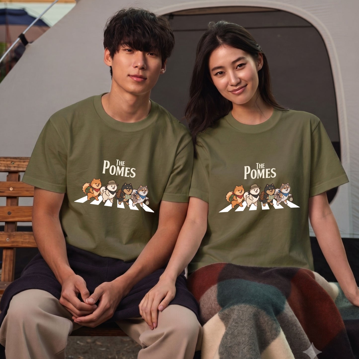 THE POMES | 横断歩道 ゆるかわ ポメラニアン キャンプ パロディTシャツ【犬好き・愛犬家・アウトドア・ギフトに最適】