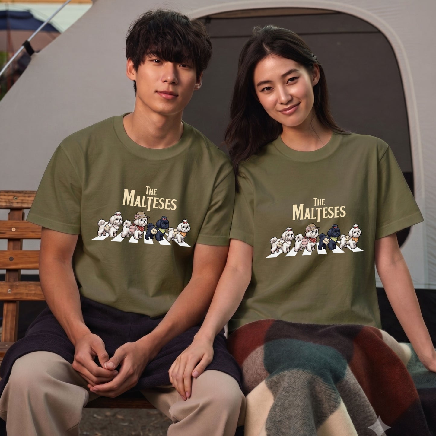 THE MALTESES | 横断歩道 ゆるかわ プードル キャンプ パロディTシャツ【犬好き・愛犬家・アウトドア・ギフトに最適】