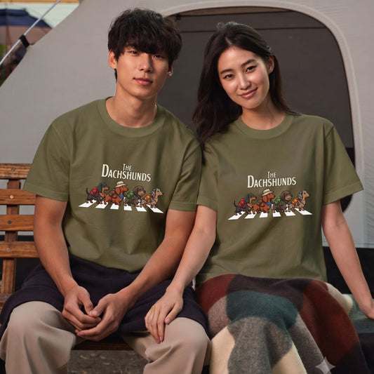 THE DACHSHUNDS | 横断歩道 ゆるかわ ダックスフンド キャンプ パロディTシャツ【犬好き・愛犬家・アウトドア・ギフトに最適】