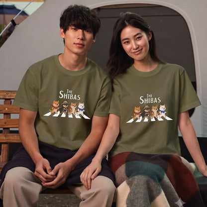 THE SHIBAS | 横断歩道 ゆるかわ 柴犬 キャンプ パロディTシャツ【犬好き・愛犬家・アウトドア・ギフトに最適】