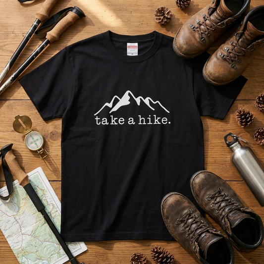 「Take a hike」山 Tシャツ - ミニマル マウンテン グラフィックTシャツ アウトドア 登山 キャンプ 服