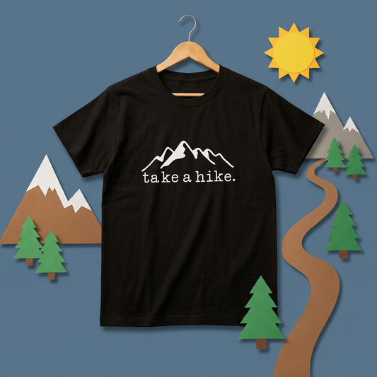 「Take a hike」山 Tシャツ - ミニマル マウンテン グラフィックTシャツ アウトドア 登山 キャンプ 服