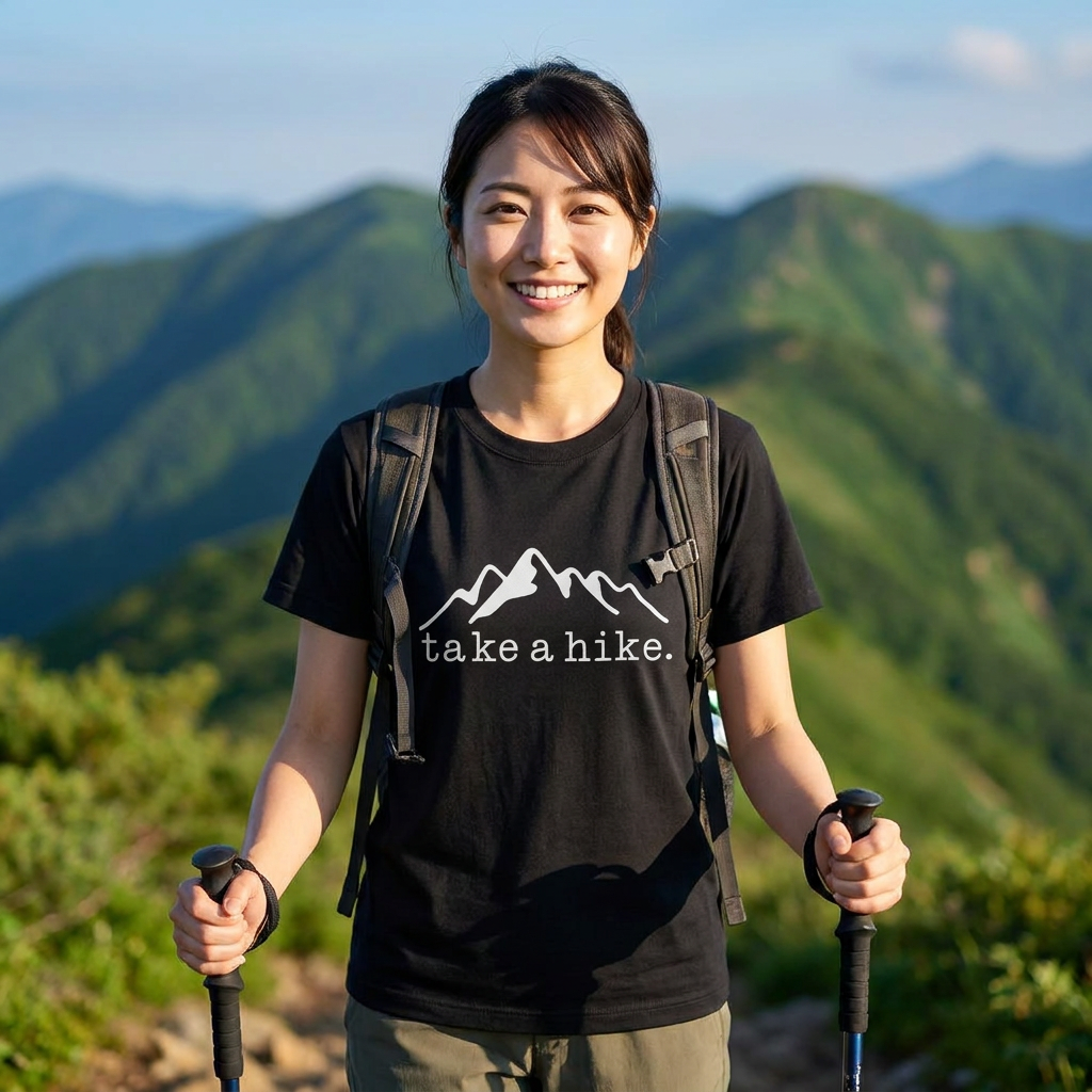 「Take a hike」山 Tシャツ - ミニマル マウンテン グラフィックTシャツ アウトドア 登山 キャンプ 服