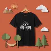 ヴィンテージ風 ハイキング & キャンプ Tシャツ - 「Hike more worry less」ユニセックス 半袖Tシャツ