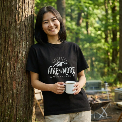 ヴィンテージ風 ハイキング & キャンプ Tシャツ - 「Hike more worry less」ユニセックス 半袖Tシャツ