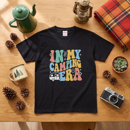 「In My Camping Era」 レトロ Tシャツ - 70年代風 ポップ カラフル フォント キャンプ アウトドア 服
