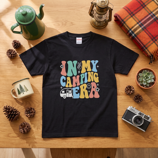 「In My Camping Era」 レトロ Tシャツ - 70年代風 ポップ カラフル フォント キャンプ アウトドア 服
