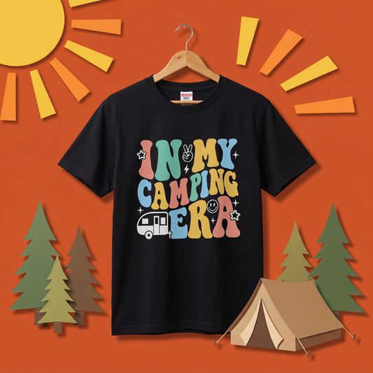 「In My Camping Era」 レトロ Tシャツ - 70年代風 ポップ カラフル フォント キャンプ アウトドア 服