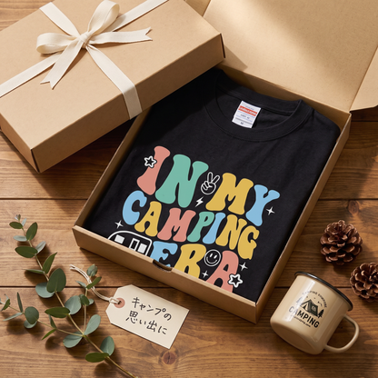 「In My Camping Era」 レトロ Tシャツ - 70年代風 ポップ カラフル フォント キャンプ アウトドア 服