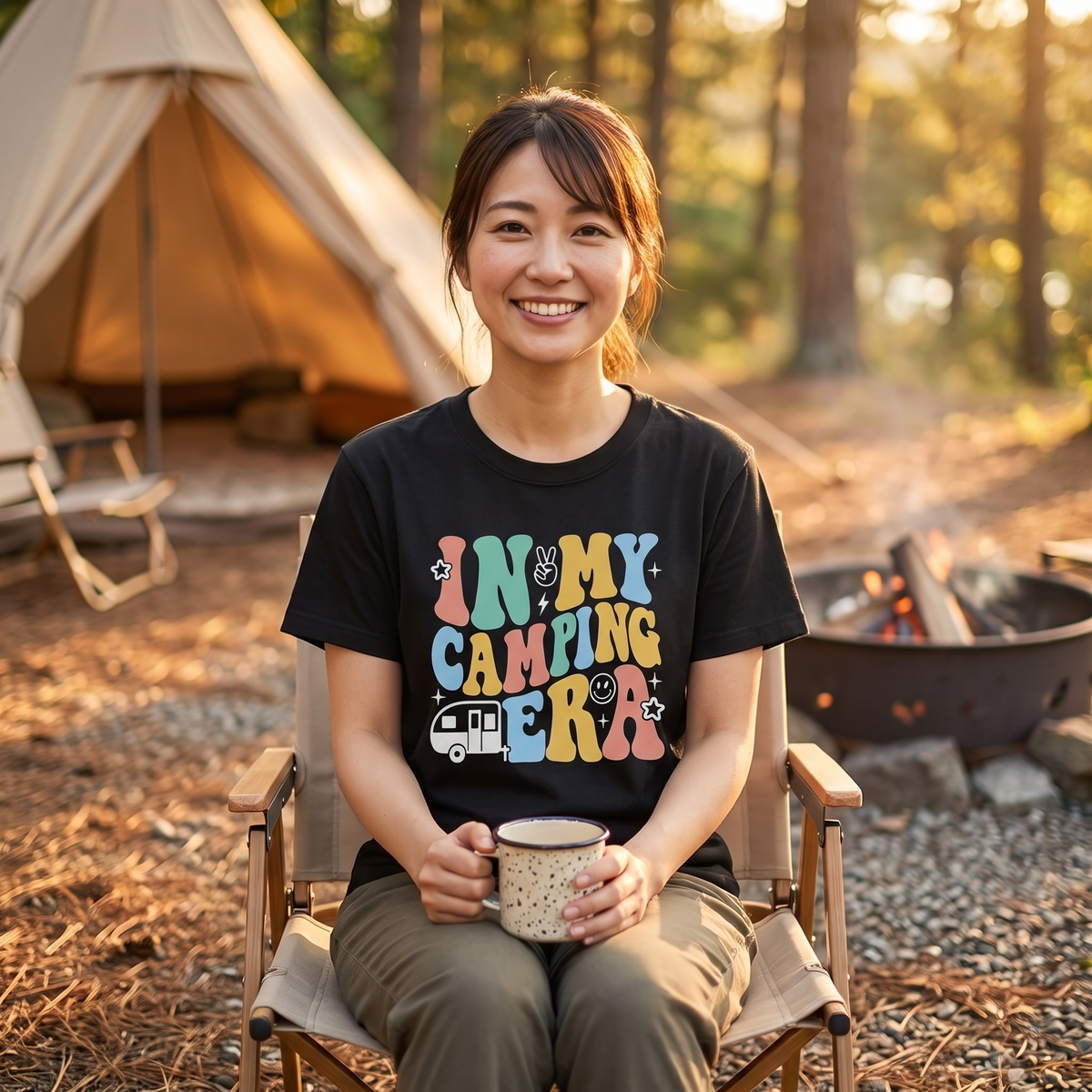 「In My Camping Era」 レトロ Tシャツ - 70年代風 ポップ カラフル フォント キャンプ アウトドア 服