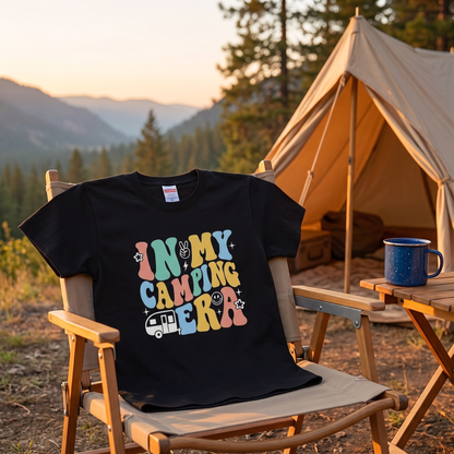 「In My Camping Era」 レトロ Tシャツ - 70年代風 ポップ カラフル フォント キャンプ アウトドア 服